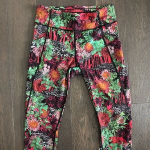 Lululemon floral crops - size 10